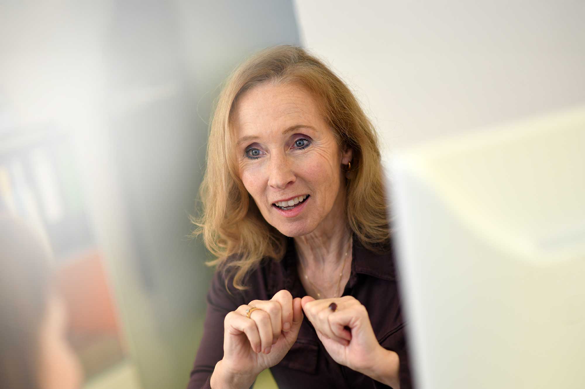 Mitarbeiterin erklärt etwas im Gespräch