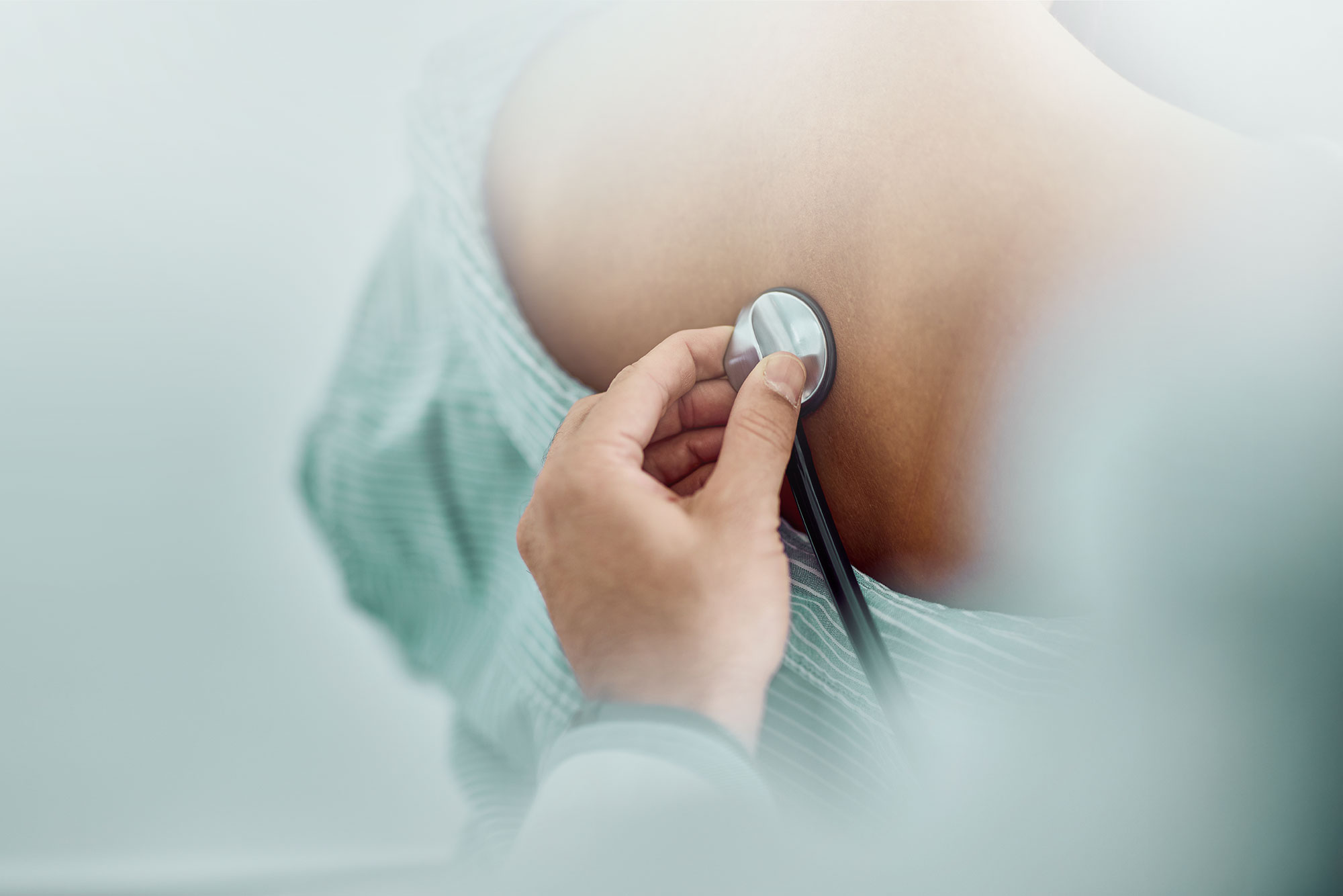 Stethoskop auf Rücken bei Untersuchung