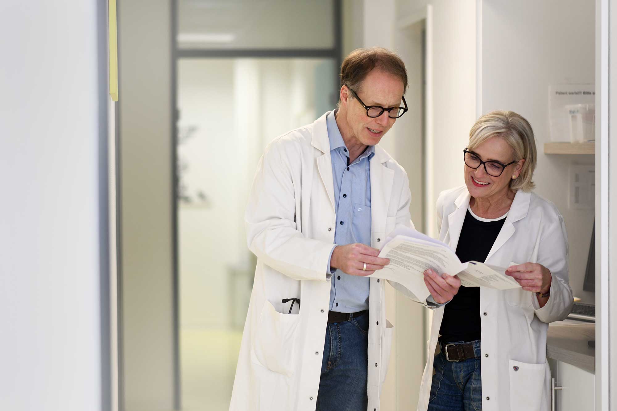 Ärzte besprechen Unterlagen im Flur