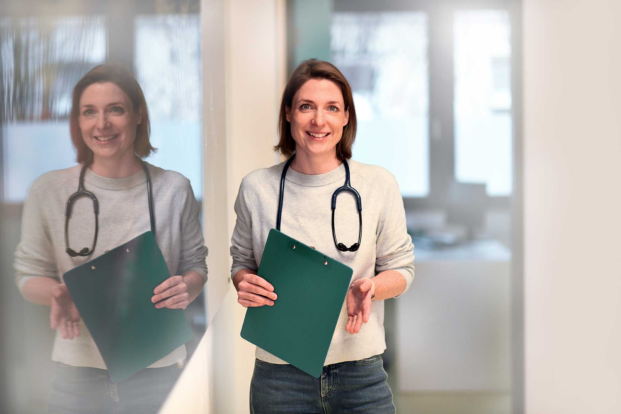 Ärztin mit Stethoskop und Klemmbrett