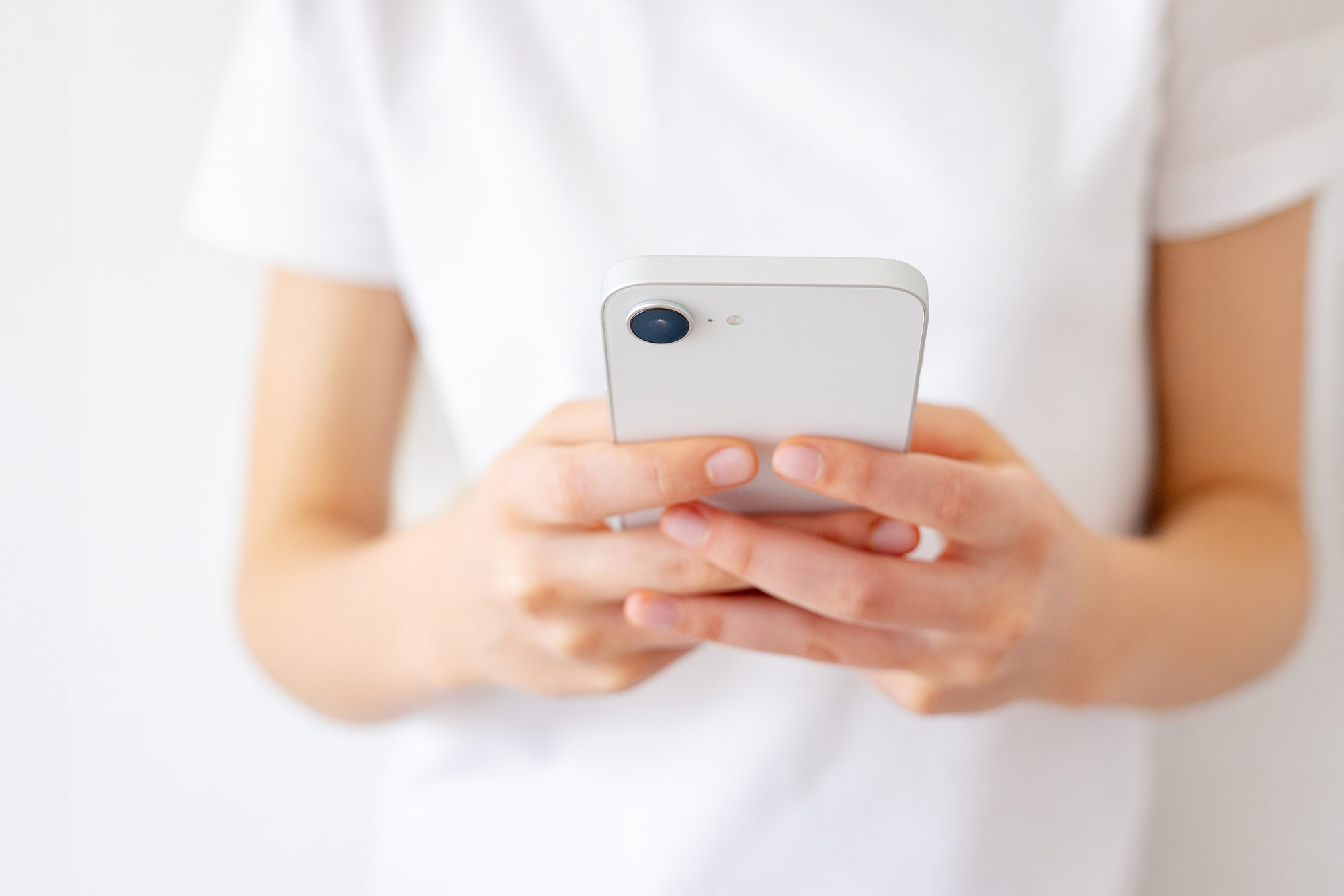 Hände tippen Nachricht auf Smartphone